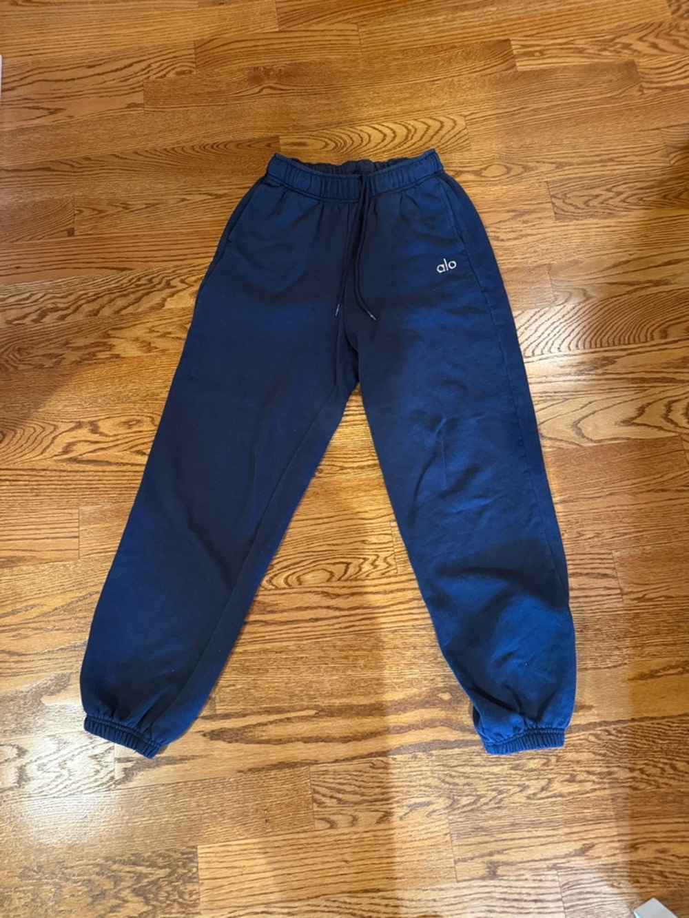 ALO YOGA Women Navy sweatpants
Good condition 
Minor pilling
